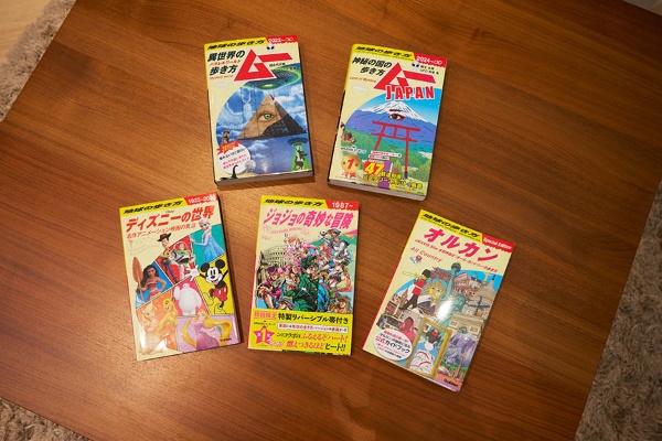 『地球の歩き方 JOJO ジョジョの奇妙な冒険』(C)荒木飛呂彦 & LUCKY LAND COMMUNICATIONS/集英社は作中の街「杜王町」もガイド。『地球の歩き方 ディズニーの世界』(C)Disneyや投資信託の「eMAXIS Slim全世界株式(オール・カントリー)」を題材にした『地球の歩き方 オルカン』も登場した 『地球の歩き方 JOJO ジョジョの奇妙な冒険』(C)荒木飛呂彦 & LUCKY LAND COMMUNICATIONS/集英社は作中の街「杜王町」もガイド。『地球の歩き方 ディズニーの世界』(C)Disneyや投資信託の「eMAXIS Slim全世界株式(オール・カントリー)」を題材にした『地球の歩き方 オルカン』も登場した