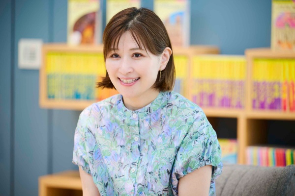 2002年から『地球の歩き方』の編集に携わり、現在は編集長を務める由良暁世さん。ヒット作『地球の歩き方 JOJO ジョジョの奇妙な冒険』を企画した人物でもある 2002年から『地球の歩き方』の編集に携わり、現在は編集長を務める由良暁世さん。ヒット作『地球の歩き方 JOJO ジョジョの奇妙な冒険』を企画した人物でもある