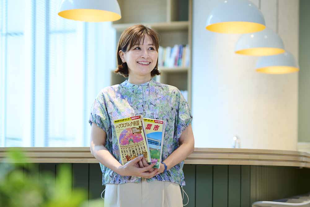 2002年から『地球の歩き方』の編集に携わり、現在は編集長を務める由良暁世さん。忙しくてなかなかまとまった休みが取れない人でも、思いっきり旅気分を味わえる本をセレクトしてもらった。