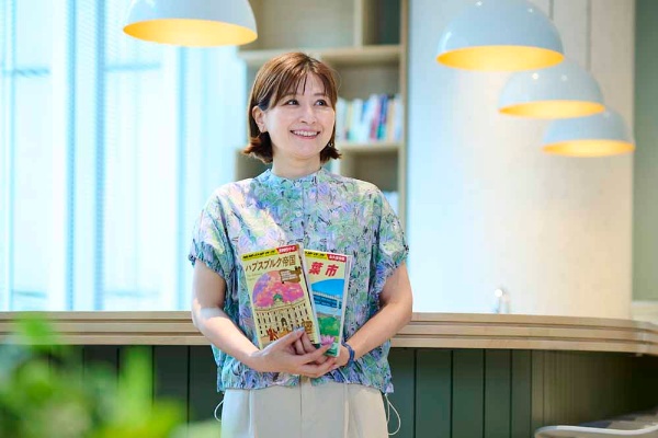 2002年から『地球の歩き方』の編集に携わり、現在は編集長を務める由良暁世さん。忙しくてなかなかまとまった休みが取れない人でも、思いっきり旅気分を味わえる本をセレクトしてもらった。 2002年から『地球の歩き方』の編集に携わり、現在は編集長を務める由良暁世さん。忙しくてなかなかまとまった休みが取れない人でも、思いっきり旅気分を味わえる本をセレクトしてもらった。