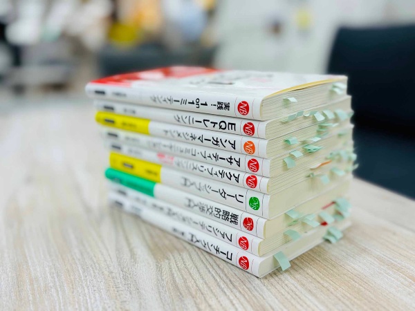 これが、今回紹介する「コミュ力」を高める日経文庫9冊。編集部の黒田が熟読してポイントだと思ったところに貼った付箋がたくさん