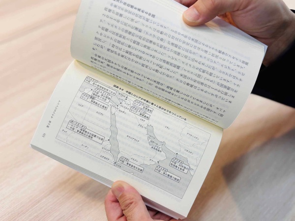 本の中には、写真や図表、地図もあり、分かりやすい