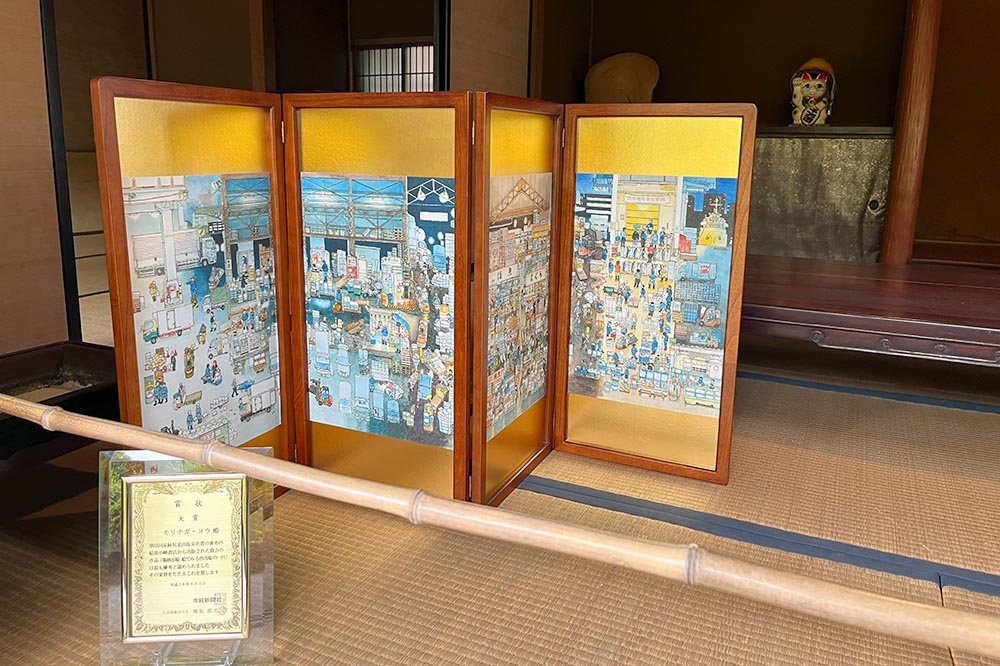 「じいちゃん」の仕事に敬意を表して、マゴのモリナガさんは『築地市場』のカバーを屏風絵に仕立てたのでした