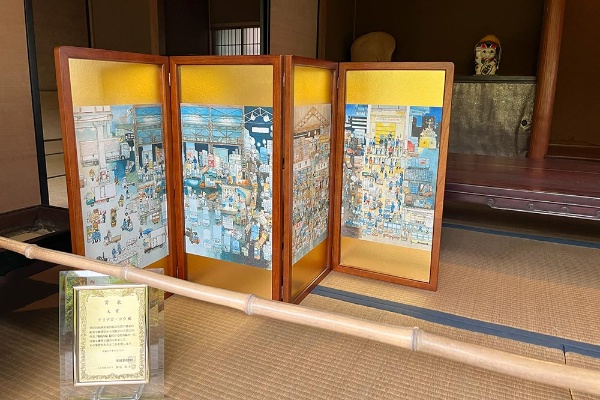 「じいちゃん」の仕事に敬意を表して、マゴのモリナガさんは『築地市場』のカバーを屏風絵に仕立てたのでした