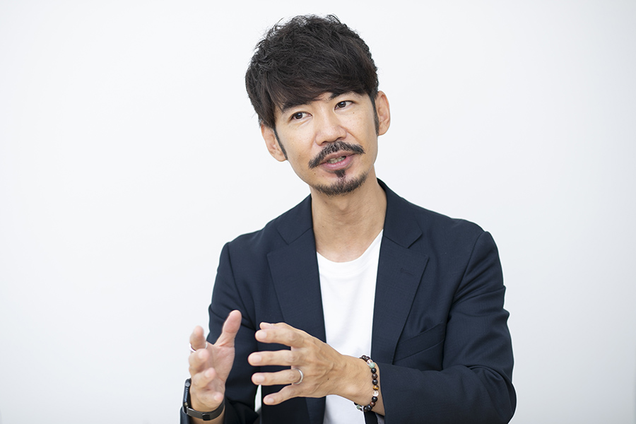 現在の姿からは想像できないが、「学生時代は人の目を見て話すことが全くできないくらいにコミュニケーションが苦手だった」という。だからこそ、勉強の努力が結果に結びつくと聞いて会計士の仕事を目指した