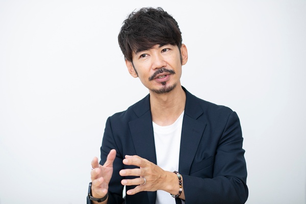 現在の姿からは想像できないが、「学生時代は人の目を見て話すことが全くできないくらいにコミュニケーションが苦手だった」という。だからこそ、勉強の努力が結果に結びつくと聞いて会計士の仕事を目指した 現在の姿からは想像できないが、「学生時代は人の目を見て話すことが全くできないくらいにコミュニケーションが苦手だった」という。だからこそ、勉強の努力が結果に結びつくと聞いて会計士の仕事を目指した