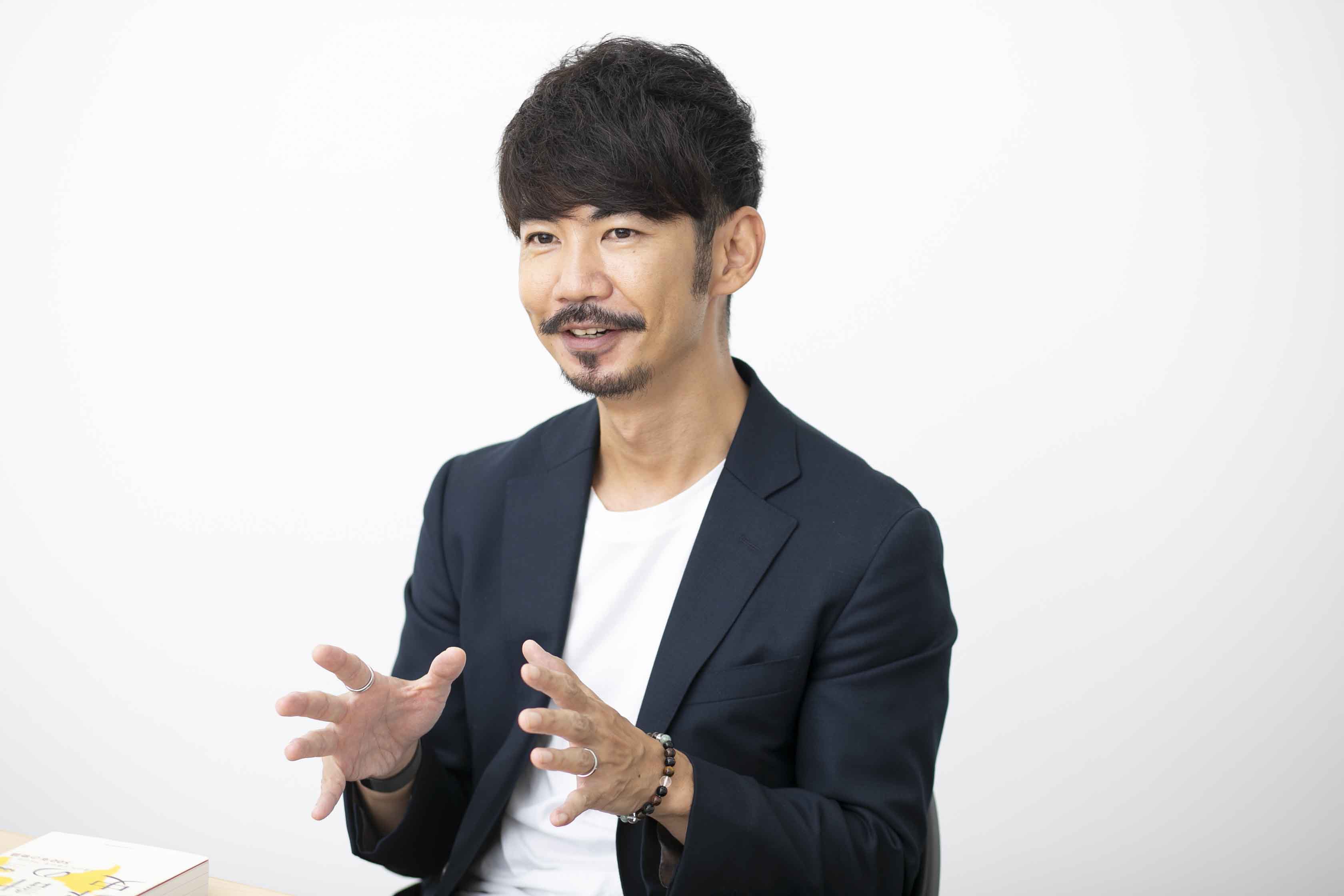 「公認会計士YouTuberくろい」こと、白井敬祐さん。業務改善コンサルや大手公認会計士資格スクールの実務家講師も務める