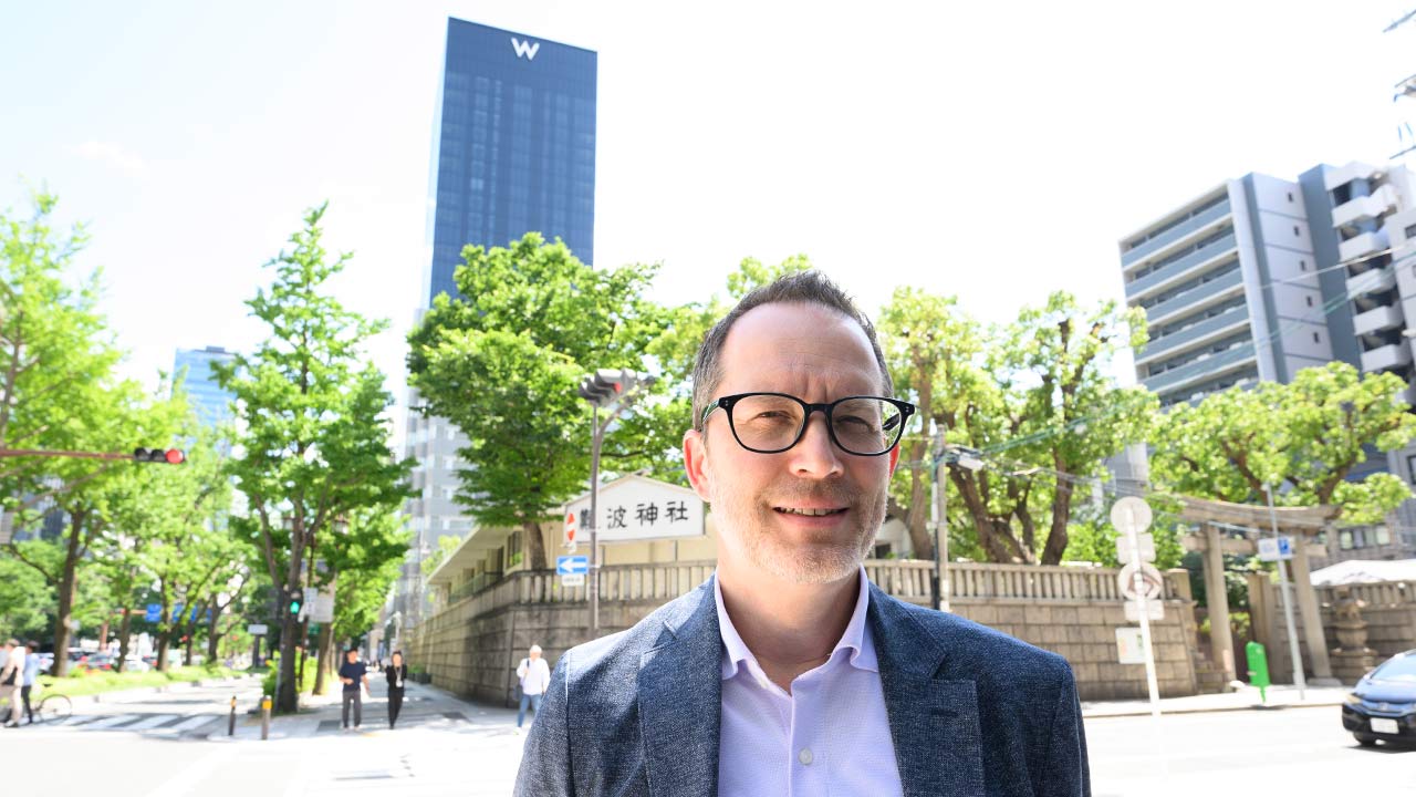 大阪大学大学院のピエール＝イヴ・ドンゼ教授と大阪・御堂筋のブランド街へ（写真＝宮田 昌彦、以下同）