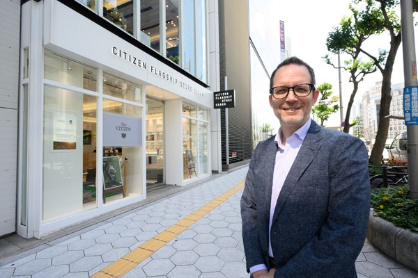 「シチズンフラッグシップストア大阪」の前に立つドンゼ教授