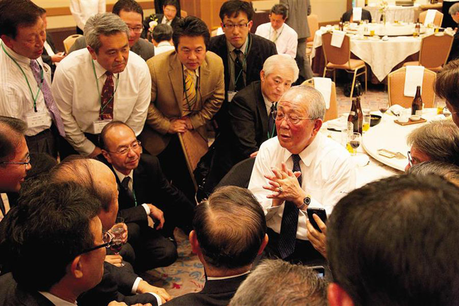 盛和塾で車座になって語る稲盛和夫氏と塾生たち（写真：稲盛財団）