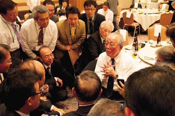 盛和塾で車座になって語る稲盛和夫氏と塾生たち(写真:稲盛財団)