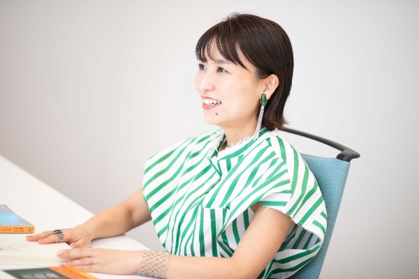 マクアケ共同創業者の坊垣佳奈さんは小さい頃から本に囲まれて育った