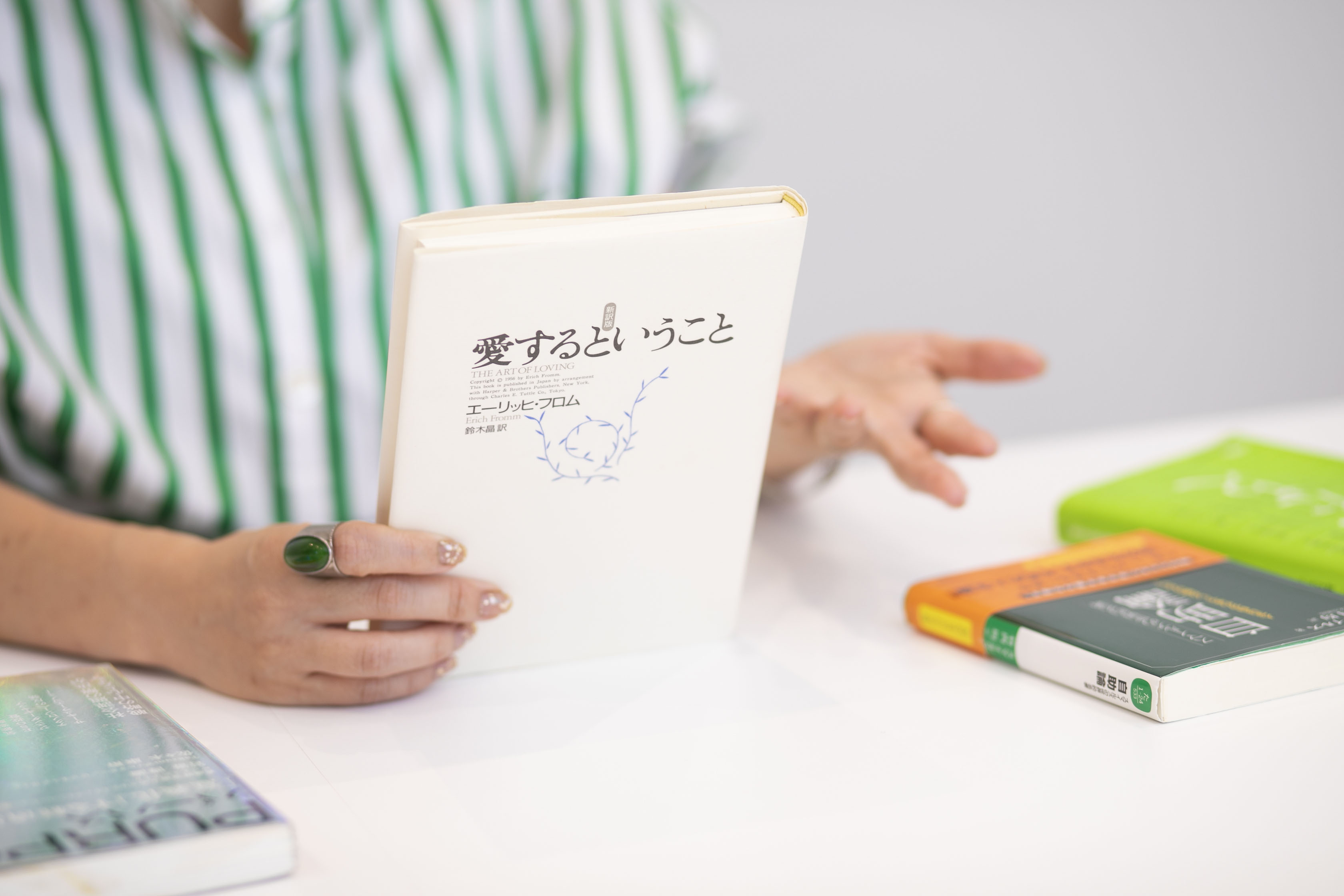 「愛することは努力でできる。逆に言えば、努力しなければいけないと知った」と語る坊垣さん