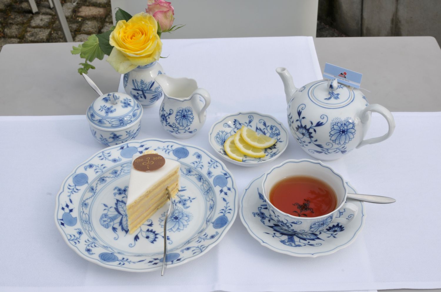 作者はマイセンのカップで紅茶をいただき、最後の仕上げにかかるつもりだったが…（写真／アフロ）