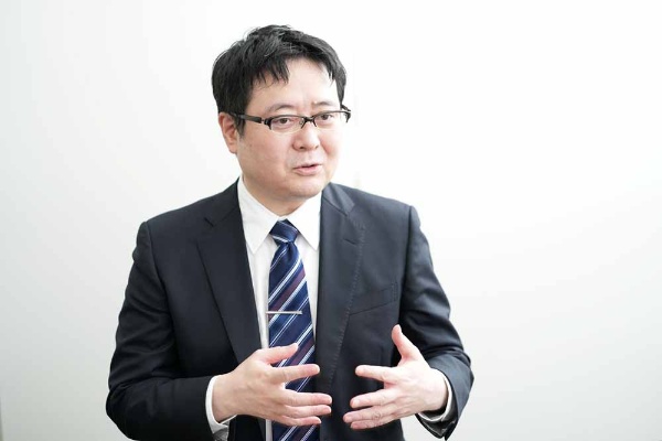 「小説家のエッセイの間合いをつかむのに最初は苦労しました」(米澤さん) 「小説家のエッセイの間合いをつかむのに最初は苦労しました」(米澤さん)