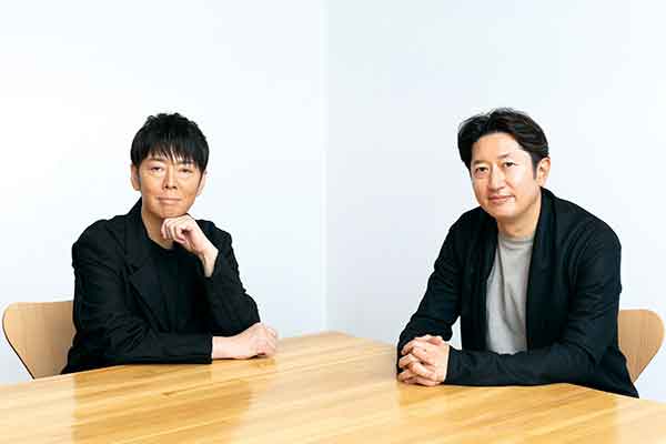 佐藤可士和氏（左）と安藤徳隆氏（右）は定期的に会合を開き、日清食品の事業や戦略について議論している（写真＝的野 弘路（2022年撮影））