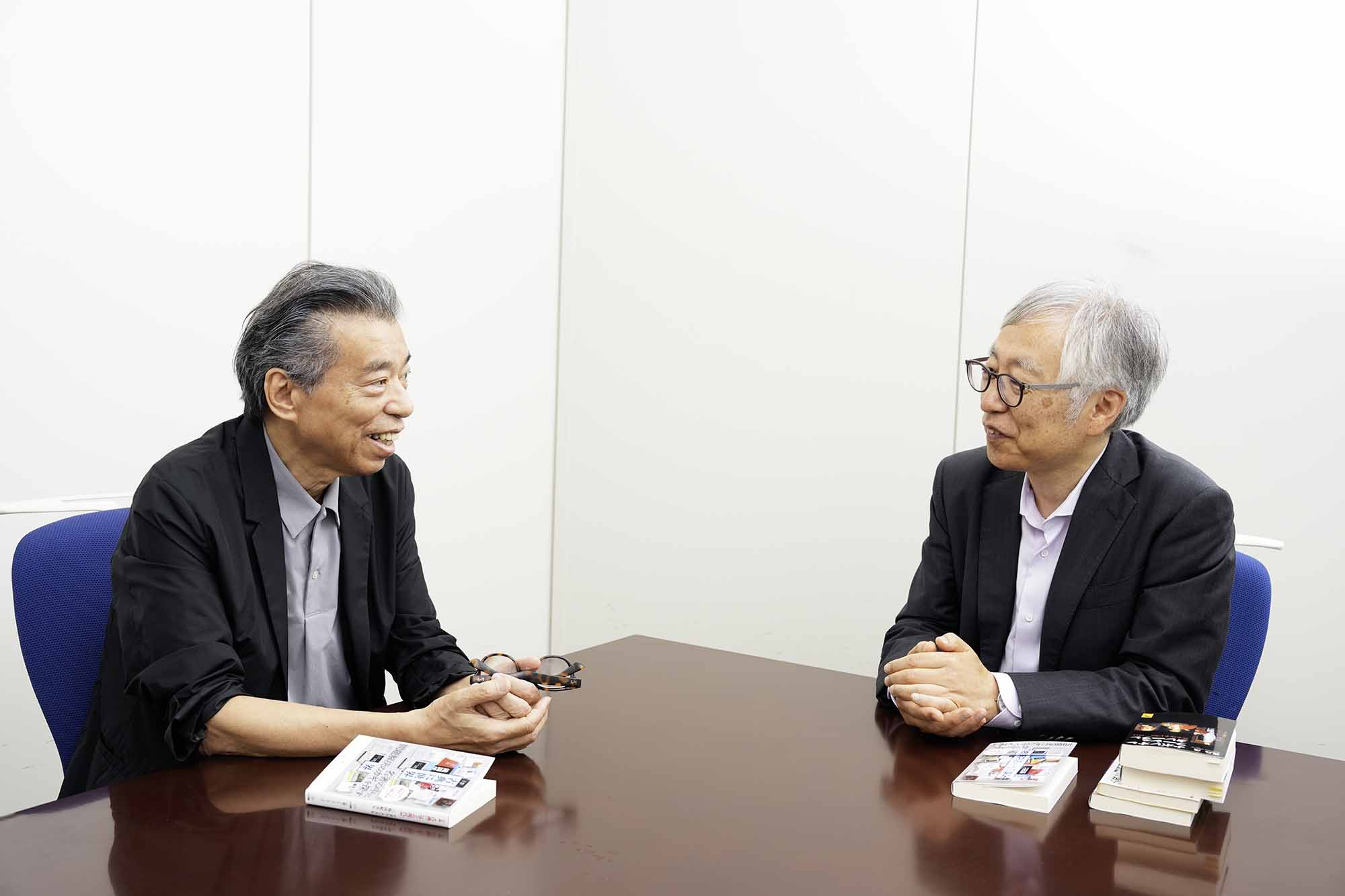 「植民地経営は経済合理性に欠けると指摘したのは、石橋湛山の天才性です」と話す滝田さん(右)。左は鹿島さん 「植民地経営は経済合理性に欠けると指摘したのは、石橋湛山の天才性です」と話す滝田さん(右)。左は鹿島さん