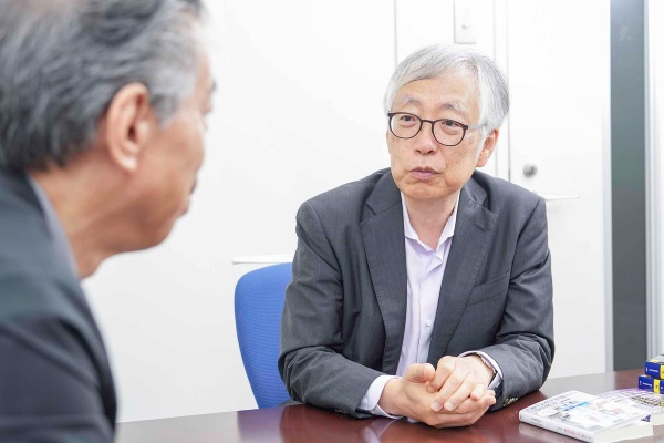 「もし明治維新が起きず、雄藩連合が成立していたら」と鹿島さんに問う滝田さん 「もし明治維新が起きず、雄藩連合が成立していたら」と鹿島さんに問う滝田さん