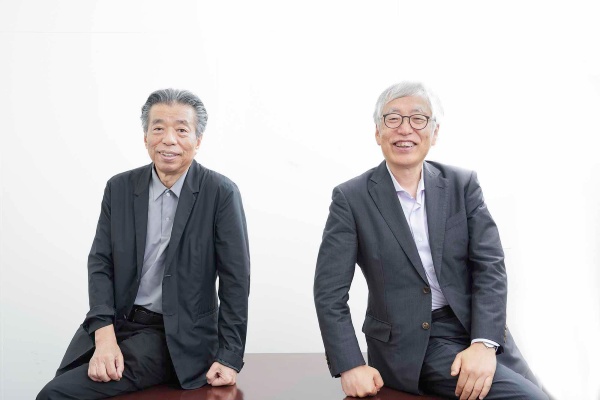 「中学生の頃、家に読むべき本がなかったから、筑摩書房の『現代日本文学全集』を買って読んでいました」という鹿島さん(左)。右は滝田さん 「中学生の頃、家に読むべき本がなかったから、筑摩書房の『現代日本文学全集』を買って読んでいました」という鹿島さん(左)。右は滝田さん