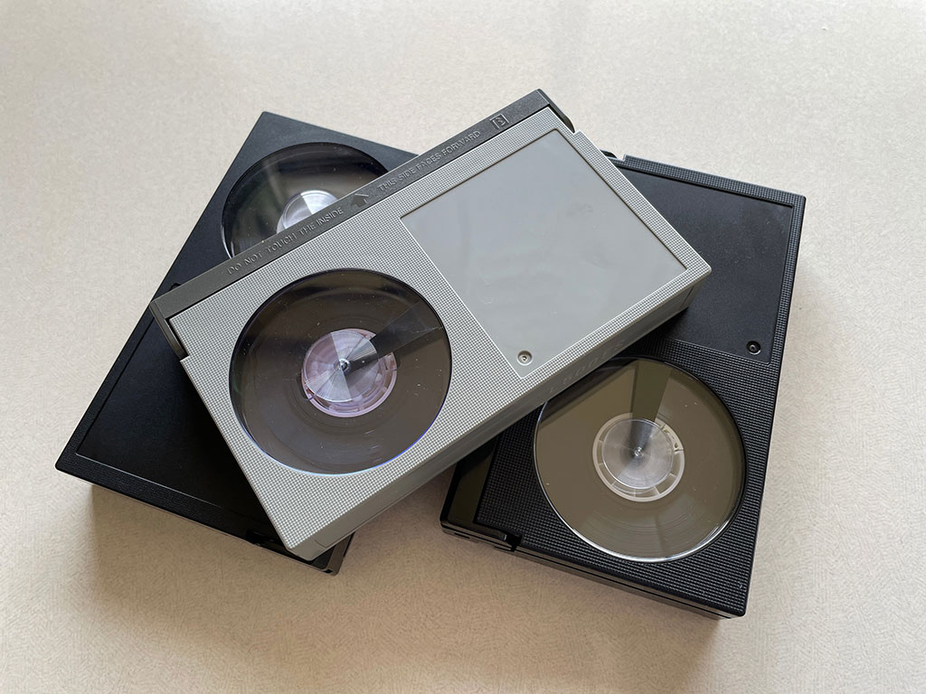 家庭用ビデオデッキが相次いで発売、VHSとβによる規格争いを繰り広げた。写真はβのビデオテープ(写真:silakan/stock.adobe.com) 家庭用ビデオデッキが相次いで発売、VHSとβによる規格争いを繰り広げた。写真はβのビデオテープ(写真:silakan/stock.adobe.com)