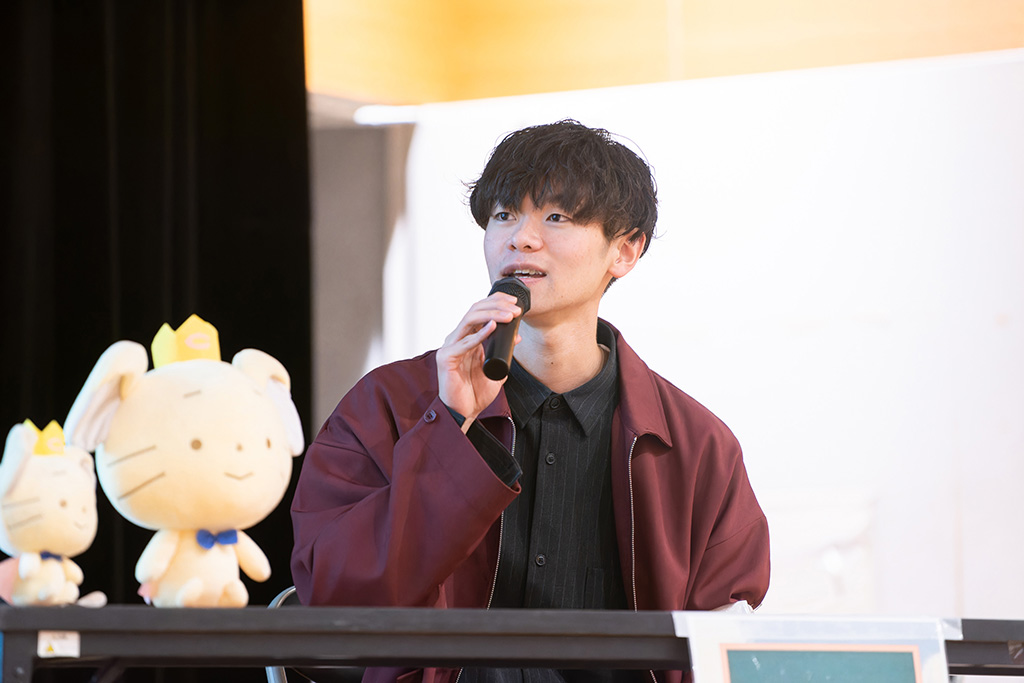 聞き手は中央大学文学部国文学専攻4年生で、文学会イベント代表の蓬田盟さん 聞き手は中央大学文学部国文学専攻4年生で、文学会イベント代表の蓬田盟さん