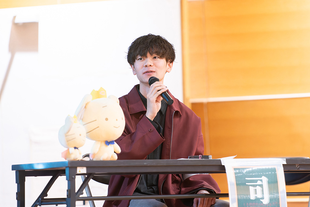 聞き手は中央大学文学部国文学専攻4年生で、文学会イベント代表の蓬田盟さん 聞き手は中央大学文学部国文学専攻4年生で、文学会イベント代表の蓬田盟さん