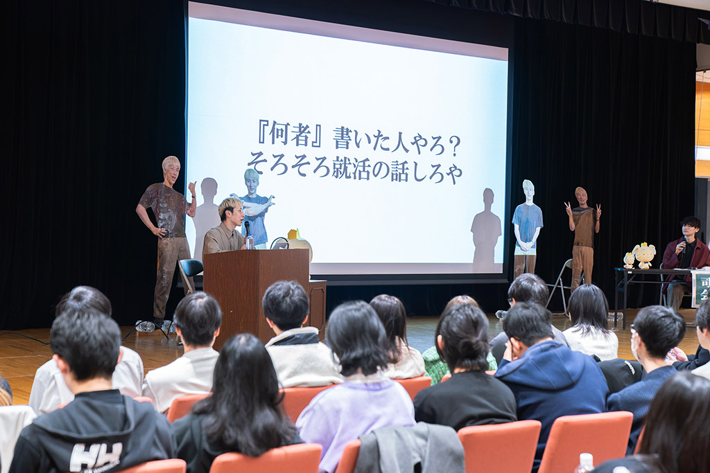 講演会では事前アンケートで募集した質問内容が朝井さん特製のスライドで映し出された