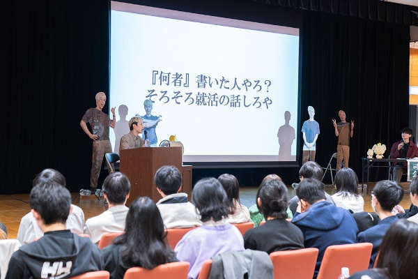 講演会では事前アンケートで募集した質問内容が朝井さん特製のスライドで映し出された 講演会では事前アンケートで募集した質問内容が朝井さん特製のスライドで映し出された