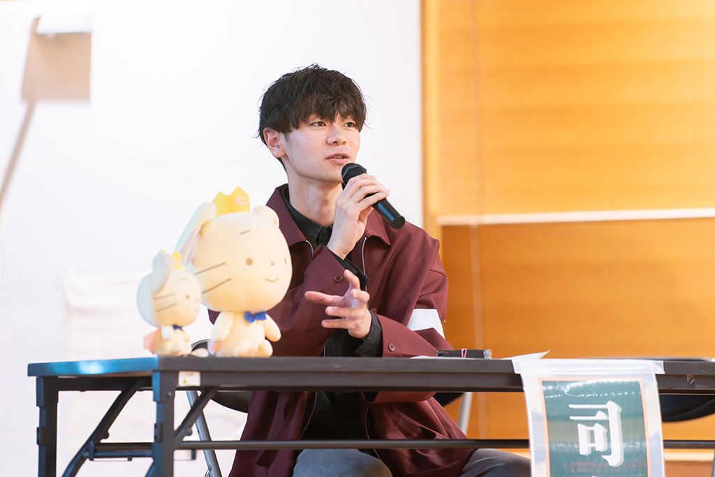 聞き手は中央大学文学部国文学専攻4年生で、文学会イベント代表の蓬田盟さん