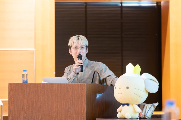 中央大学のマスコットキャラクター「チュー王子」をさわる朝井さん 中央大学のマスコットキャラクター「チュー王子」をさわる朝井さん