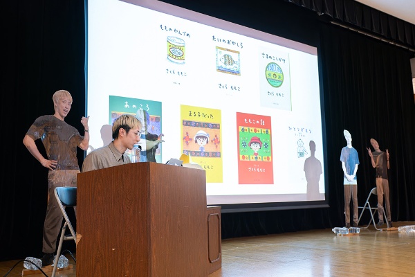 スライドでは、さくらももこさんのエッセー『もものかんづめ』『たいのおかしら』『さるのこしかけ』『あのころ』『まる子だった』『ももこの話』『ひとりずもう』(すべて集英社文庫)が映し出された スライドでは、さくらももこさんのエッセー『もものかんづめ』『たいのおかしら』『さるのこしかけ』『あのころ』『まる子だった』『ももこの話』『ひとりずもう』(すべて集英社文庫)が映し出された
