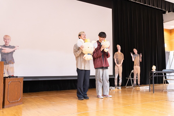 講演会の最後には朝井さんと蓬田さんとの2ショットタイムが。手には中央大学のマスコットキャラクター「チュー王子」 講演会の最後には朝井さんと蓬田さんとの2ショットタイムが。手には中央大学のマスコットキャラクター「チュー王子」