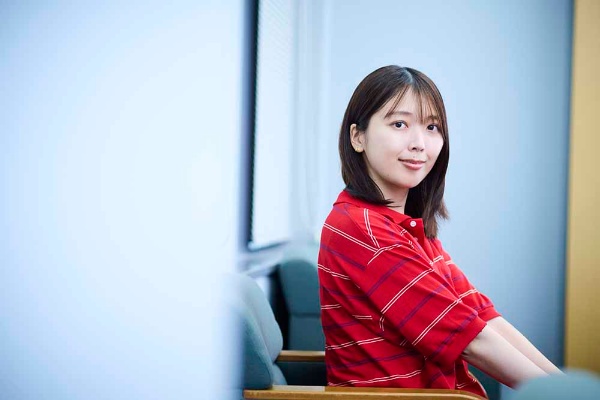 文芸評論家の三宅香帆さん。『「夫婦」不在社会』について「実は村上春樹論でもある」と三宅さん本人が語るほど、村上春樹作品の分析に多くのページを割いている 文芸評論家の三宅香帆さん。『「夫婦」不在社会』について「実は村上春樹論でもある」と三宅さん本人が語るほど、村上春樹作品の分析に多くのページを割いている