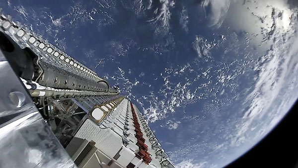 2019年5月、スペースXはファルコン9にスターリンク衛星60機を積んでの打ち上げに成功した。写真は切り離される前の衛星をロケット側から撮影したもの。アンテナを畳んだ衛星がぎっちり積み込まれている様子がわかる（SpaceX／UPI／アフロ）