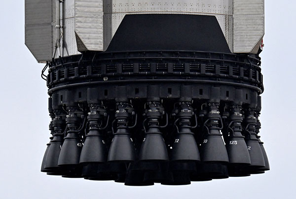 こちらは最新型ロケット「スターシップ」第1段のクラスターエンジン。ファルコン9のマーリン・エンジンよりずっと強力な「ラプター・エンジン」を33機も搭載している（写真＝ロイター／アフロ）