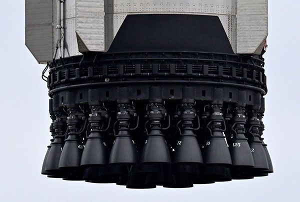 こちらは最新型ロケット「スターシップ」第1段のクラスターエンジン。ファルコン9のマーリン・エンジンよりずっと強力な「ラプター・エンジン」を33機も搭載している(写真=ロイター/アフロ)