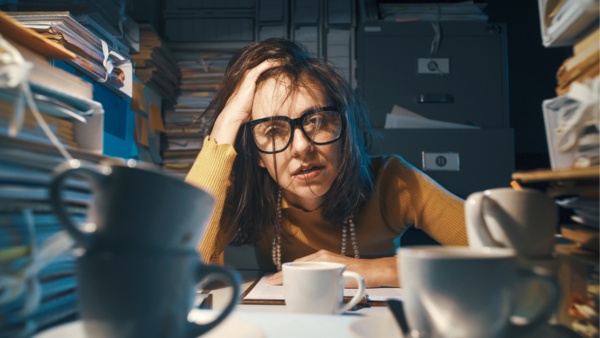 「やめられない」ことで、「無駄な仕事」が増えていく……(写真:Stokkete/Shutterstock.com)