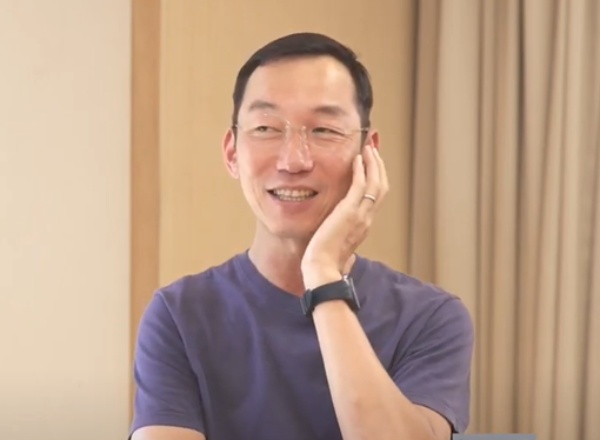 <span class="fontBold">山口周(やまぐち・しゅう)氏<br/>独立研究者、著作家、パブリックスピーカー</span><br>1970年東京都生まれ。慶応義塾大学大学院文学研究科美学美術史学専攻修士課程修了。電通、ボストン・コンサルティング・グループ(BCG)、コーン・フェリー・ジャパンなどで戦略策定、文化政策、組織開発などに従事。現在、ライプニッツ代表。著書に『世界のエリートはなぜ「美意識」を鍛えるのか?』(光文社新書)、『ビジネスの未来』(プレジデント社)など。神奈川県葉山町に在住。(写真は2020年、葉山にて。以下同)</a>