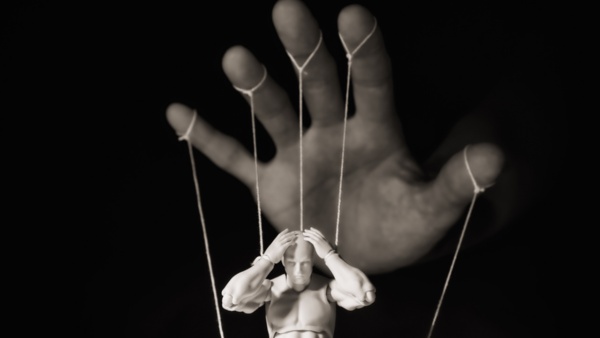 「親の呪い」から逃れるには……(写真:SvetaZi/Shutterstock.com)