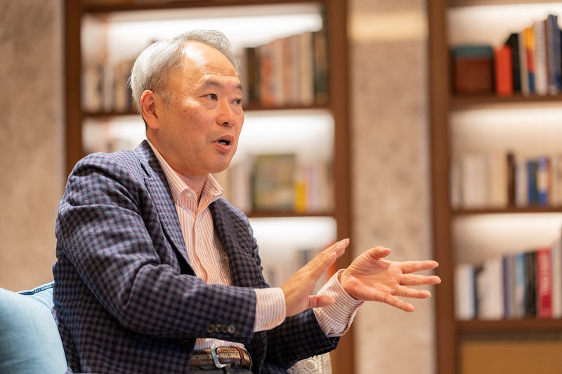 <span class="fontBold">冨山和彦(とやま・かずひこ)氏<br/> 経営共創基盤(IGPI) IGPIグループ会長 日本共創プラットフォーム(JPiX) 代表取締役社長</span><br> ボストン コンサルティング グループ、コーポレイトディレクション代表取締役を経て、2003年、産業再生機構設立時に参画しCOOに就任。解散後、07年、経営共創基盤(IGPI)を設立し代表取締役CEO就任。20年10月よりIGPIグループ会長。20年、日本共創プラットフォーム(JPiX)を設立し代表取締役社長就任。東京大学法学部卒業、スタンフォード大学経営学修士(MBA)、司法試験合格。(写真:尾関祐治、以下同)</a>