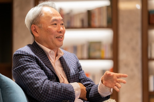 <span class="fontBold">冨山和彦(とやま・かずひこ)氏<br/> 経営共創基盤(IGPI) IGPIグループ会長 日本共創プラットフォーム(JPiX) 代表取締役社長</span><br> ボストン コンサルティング グループ、コーポレイトディレクション代表取締役を経て、2003年、産業再生機構設立時に参画しCOOに就任。解散後、07年、経営共創基盤(IGPI)を設立し代表取締役CEO就任。20年10月よりIGPIグループ会長。20年、日本共創プラットフォーム(JPiX)を設立し代表取締役社長就任。東京大学法学部卒業、スタンフォード大学経営学修士(MBA)、司法試験合格。(写真:尾関祐治、以下同)</a>