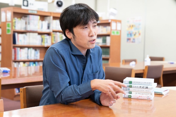 森 大徳(もり ひろのり)。筑波大学附属駒場中・高等学校 国語科教諭。1982年生まれ。東京大学卒業後、同大学院ならびに東京学芸大学大学院修士課程修了。開成中学・高等学校教諭などを経て、2019年より母校の筑波大学附属駒場中・高等学校教諭。趣味は観劇で、前任校時代から演劇部顧問も務める。共編書に『中高生のための文章読本』(筑摩書房)がある 森 大徳(もり ひろのり)。筑波大学附属駒場中・高等学校 国語科教諭。1982年生まれ。東京大学卒業後、同大学院ならびに東京学芸大学大学院修士課程修了。開成中学・高等学校教諭などを経て、2019年より母校の筑波大学附属駒場中・高等学校教諭。趣味は観劇で、前任校時代から演劇部顧問も務める。共編書に『中高生のための文章読本』(筑摩書房)がある