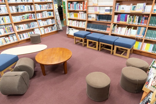 「図書館にはカーペットを敷いたスペースもあり、床に座ったり、寝転んだりして、ゆったりとくつろぎながら本を読むことができます」 「図書館にはカーペットを敷いたスペースもあり、床に座ったり、寝転んだりして、ゆったりとくつろぎながら本を読むことができます」