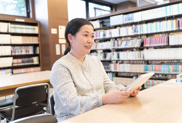 小﨑葉子(こさき ようこ)。桜蔭中学校高等学校 社会科教諭。東京都生まれ。桜蔭中学校、高等学校を経て、東京大学を卒業。大学では主に南米音楽に触れて過ごした。3人の子供の子育て中