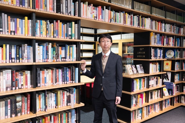 「中高生はもちろん大学生や社会人にも、読書を通じて物理の面白さや楽しさに親しんでもらえればと思っています」 「中高生はもちろん大学生や社会人にも、読書を通じて物理の面白さや楽しさに親しんでもらえればと思っています」