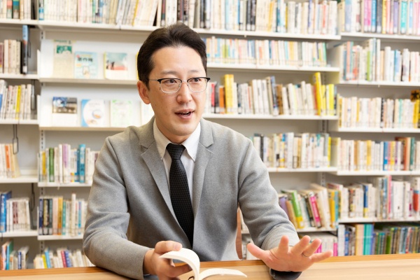 井上志音(いのうえ しおん)。灘中学校・灘高等学校 国語科教諭。1979年生まれ。神戸大学大学院国際協力研究科博士後期課程単位取得退学。文学修士(学校教育学)。専門は国際バカロレア(IB)教育をふまえた教科教育学で、洛南中高・関西学院千里国際中高を経て2013年より現職。著書に『国際バカロレア教育に学ぶ授業改善』(共編著・北大路書房)がある