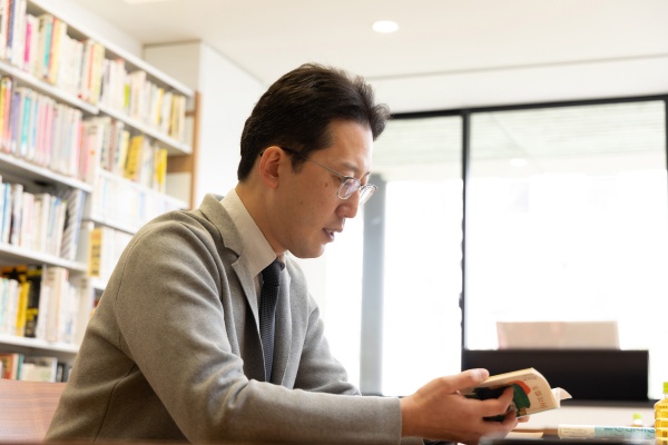 「『正しく読めば、解釈はただ一つ』と考えている生徒たちに、仲間との議論や授業を通して『正しい読み自体が多様で、正しさの角度を変えることで必然的に複数の解釈が生まれてくる。だから、自由に考え、自由に述べていい』ということを理解してもらいます」