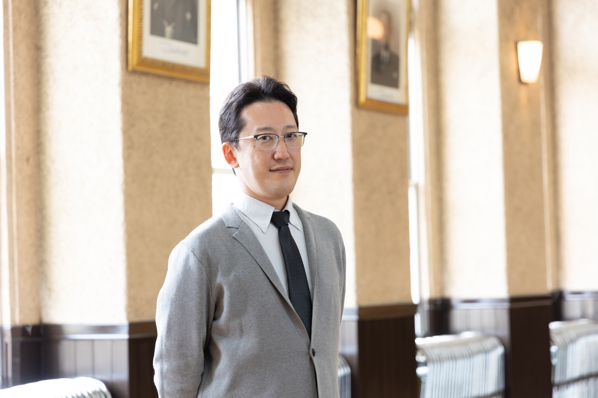 「制服もなければ、明文化された校則もない、教師もうるさいことを言わない。そんな灘校に入って、自分たちは自由だと言っている生徒たちに、『実は君たちも鞄を持っているんじゃないの？』と問いを投げかけてみます」