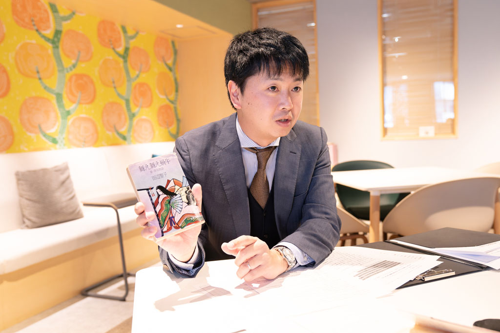「田辺聖子さんは、『落窪物語』を非常にこなれた文体で今の時代に見事によみがえらせています。古典の知識がまったくない読者でも、登場人物の感情をなぞりながら、王朝物語の世界を堪能できます」※写真は、改題前版の『新・落窪物語　舞え舞え蝸牛』（文春文庫）