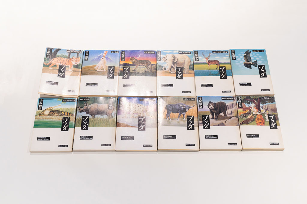 『ブッダ』(潮出版社)は全12巻。同社からは、本文のふりがなが付いた新装版(全14巻)も発売されている 『ブッダ』(潮出版社)は全12巻。同社からは、本文のふりがなが付いた新装版(全14巻)も発売されている